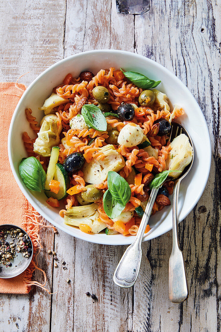 Salad with lentil noodles, artichokes and olives