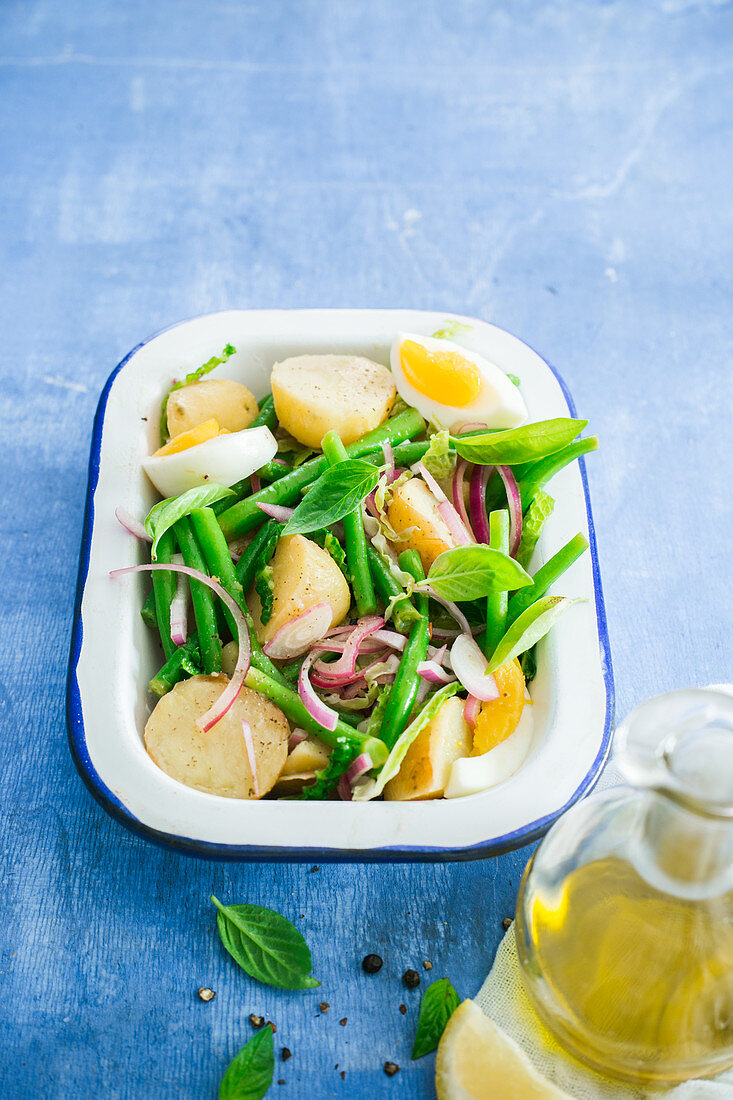 Salat mit grünen Bohnen, Kartoffeln und gekochten Eiern