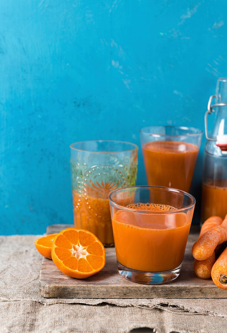 Selbstgemachter Karotten-Clementinen-Saft in Gläsern