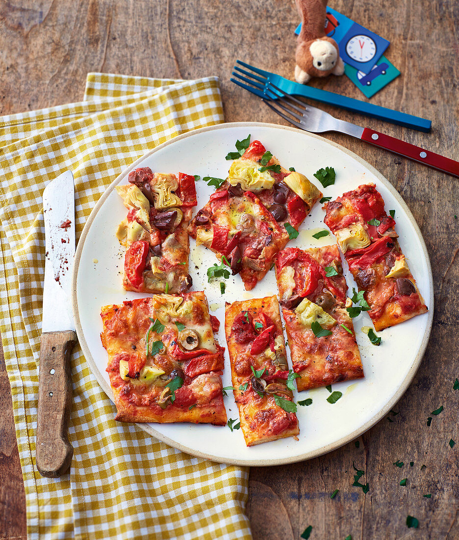 Antipasti-Pizza mit Artischocken, Oliven und Paprika