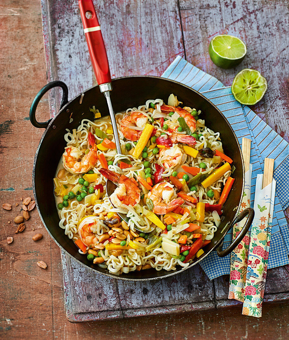 Mie noodles with Asian vegetables and shrimps