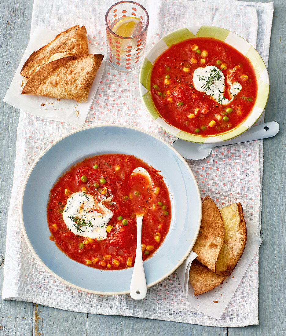 Tomaten-Mais-Suppe mit Käse-Tortillas