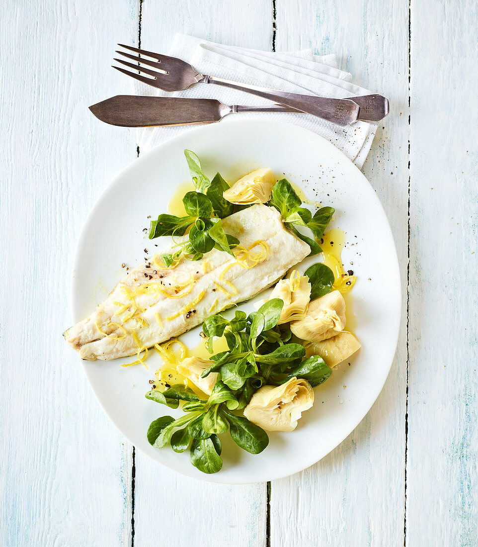 Trout fillet in lemon oil with lamb's lettuce and artichokes