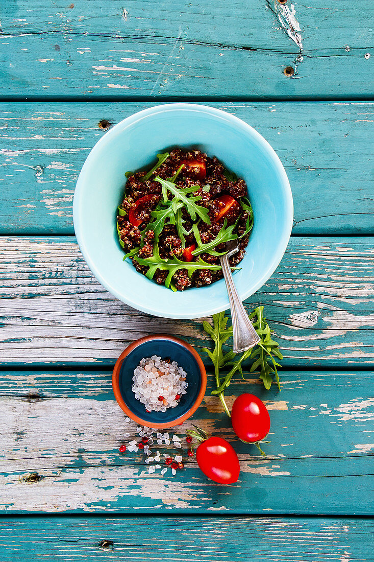 Vegane Salatschüssel mit Quinoa, Tomaten und Rucola