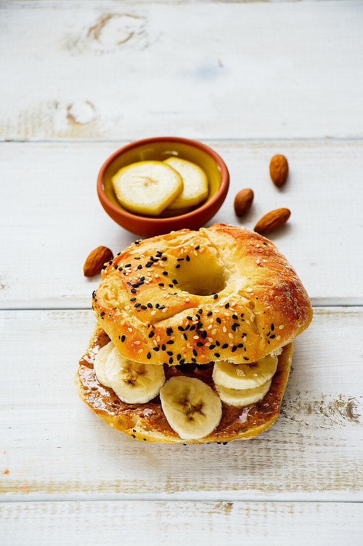 Frühstückstoast mit Mandelbutter und Banane