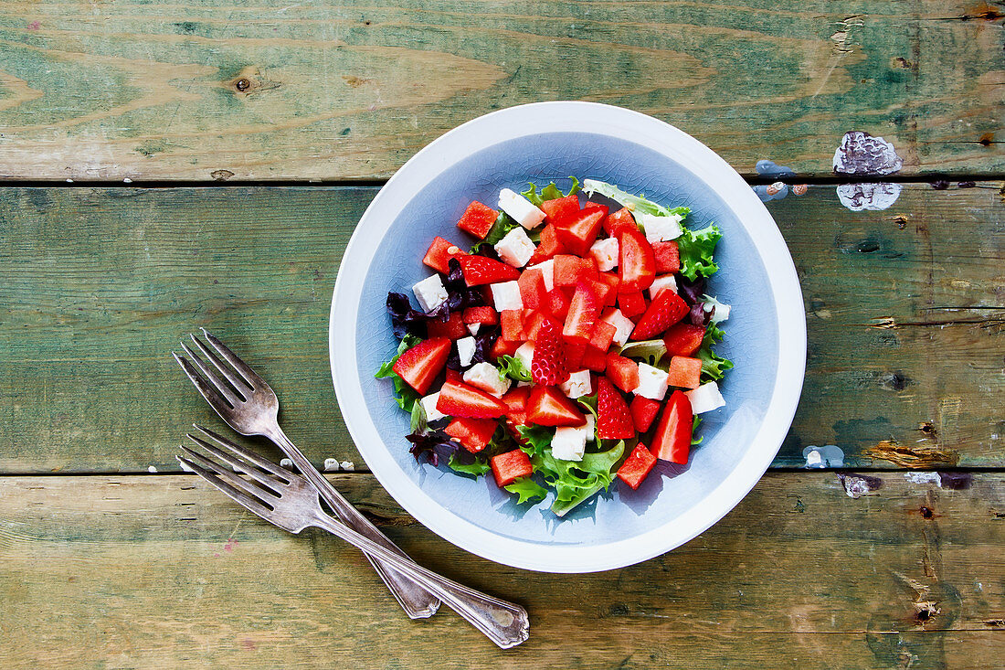 Gesunder Wassermelonen-Feta-Salat mit Rucola und frischen Erdbeeren