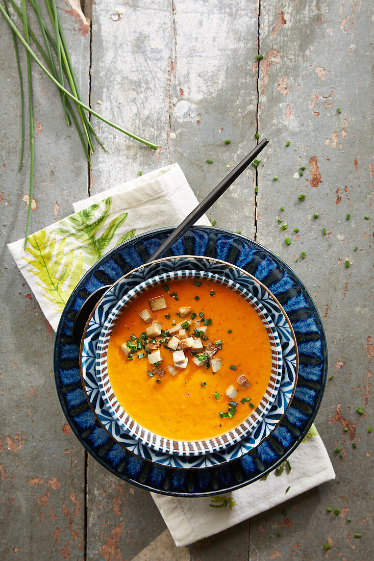 Pepper and tomato cream soup with chives