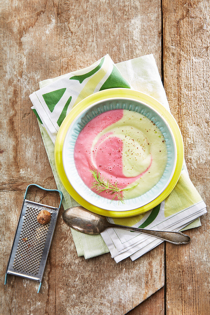 Pastinakencremesuppe in zwei Farben (Aufsicht)