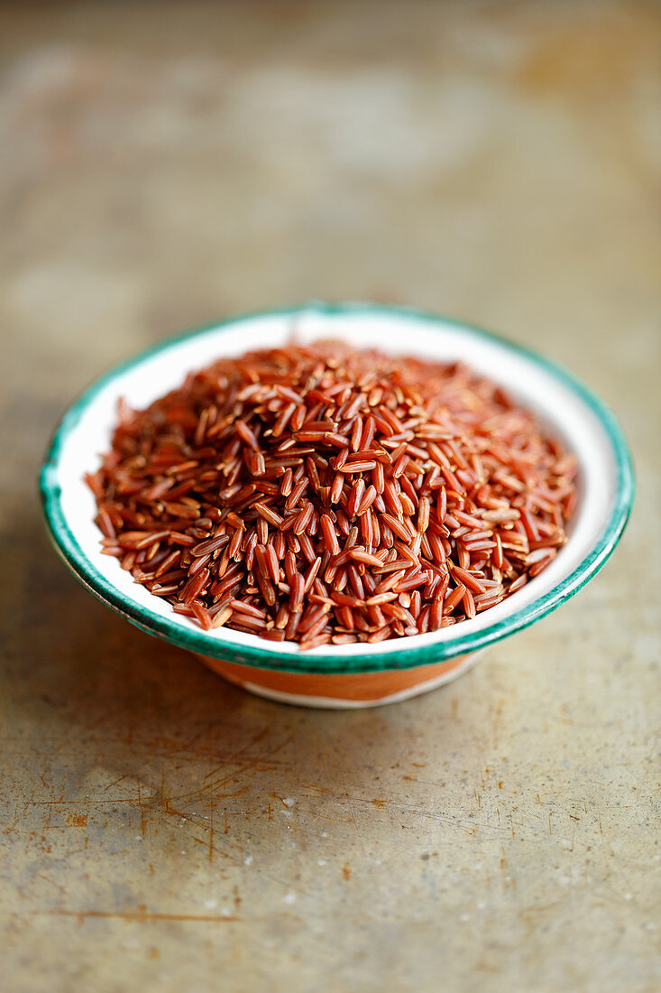 Roter Reis in Schale