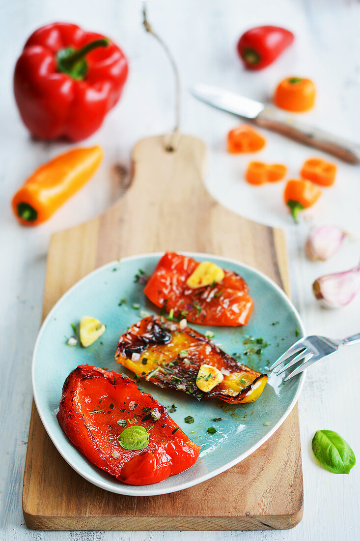 Grilled pepper slices with herbs and garlic