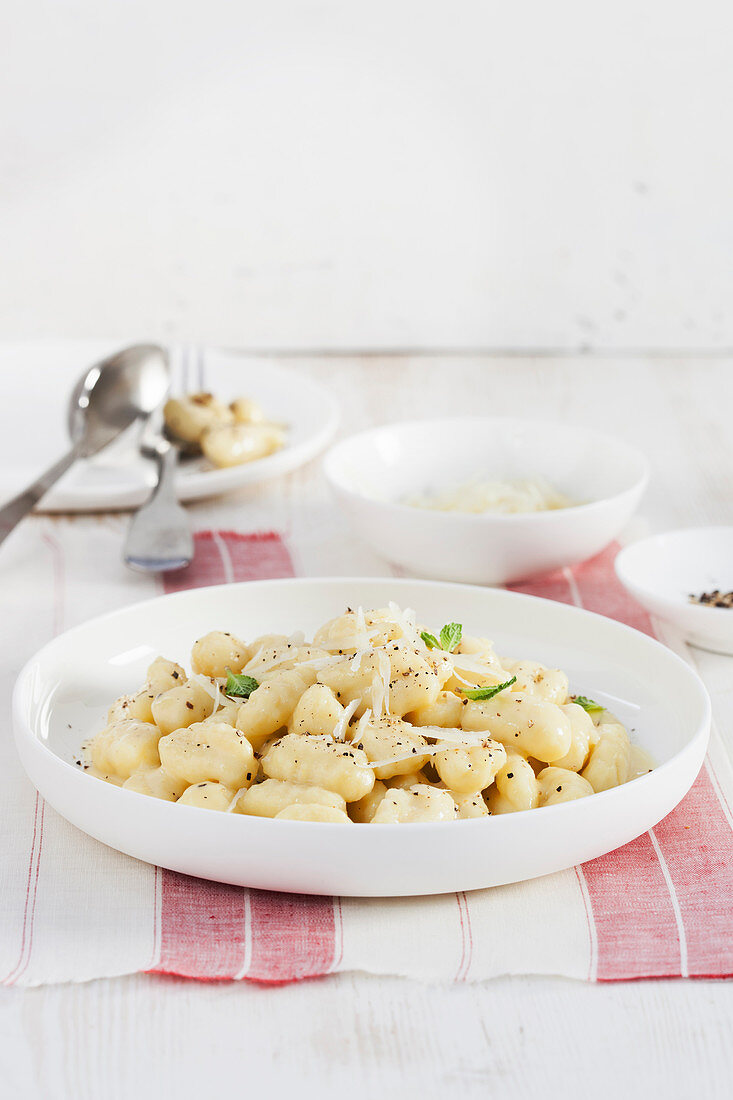 Schnelle Kartoffelgnocchi mit Käse und schwarzem Pfeffer