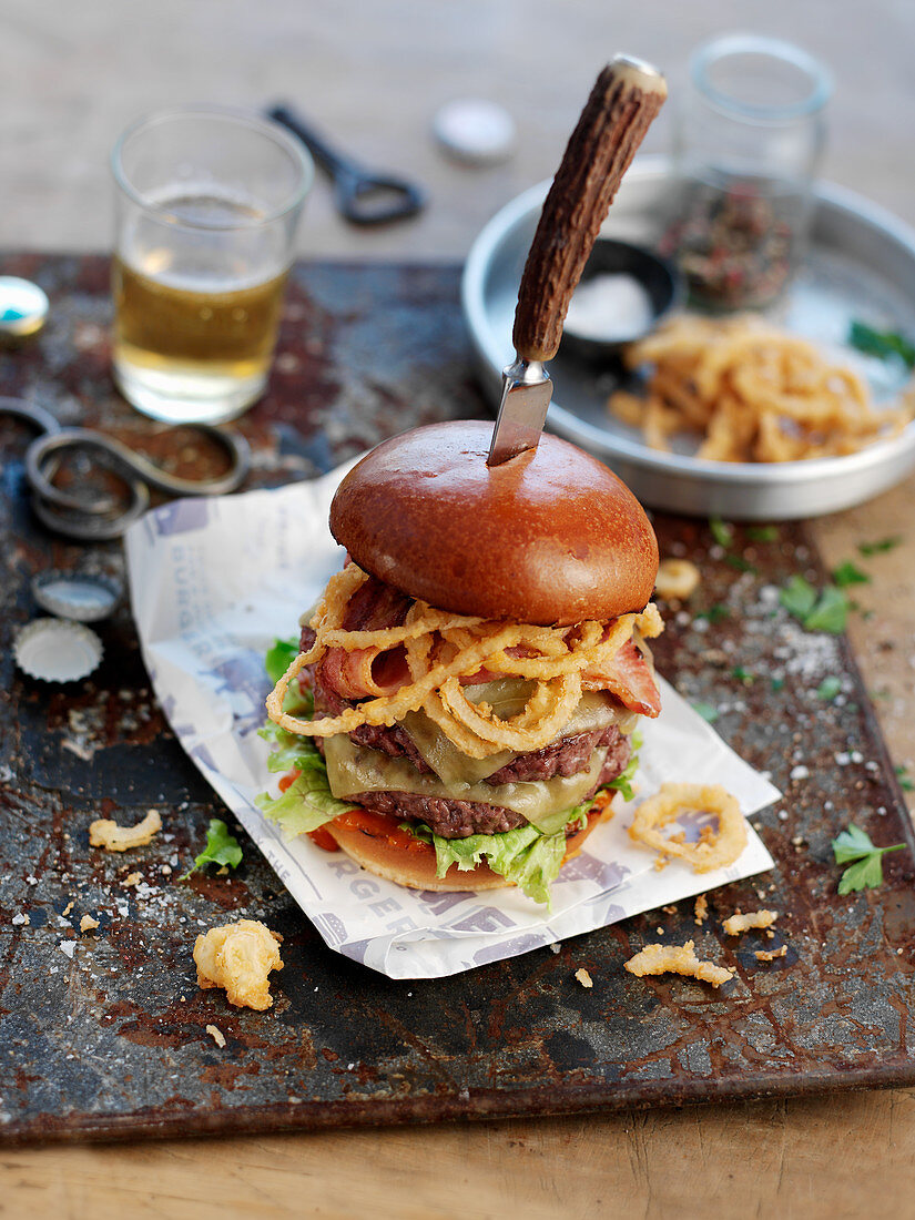 A 'bad boy burger' with cheese and onion rings (USA)