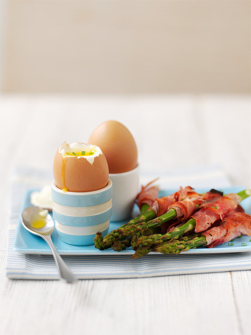 Boiled eggs with asparagus chive