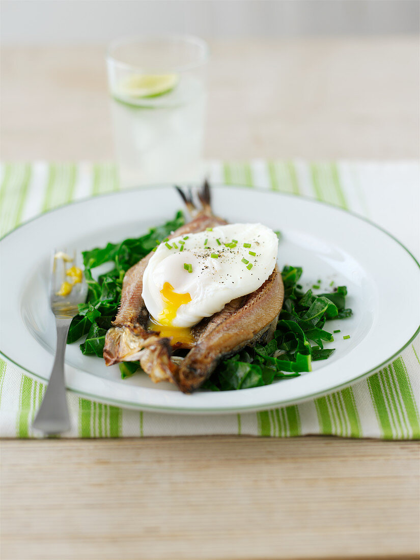 Gegrillter Kipper mit pochiertem Ei