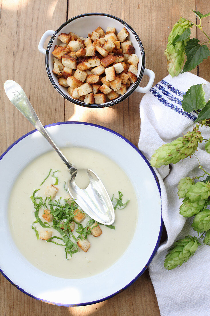 Biersuppe mit Hopfendolden