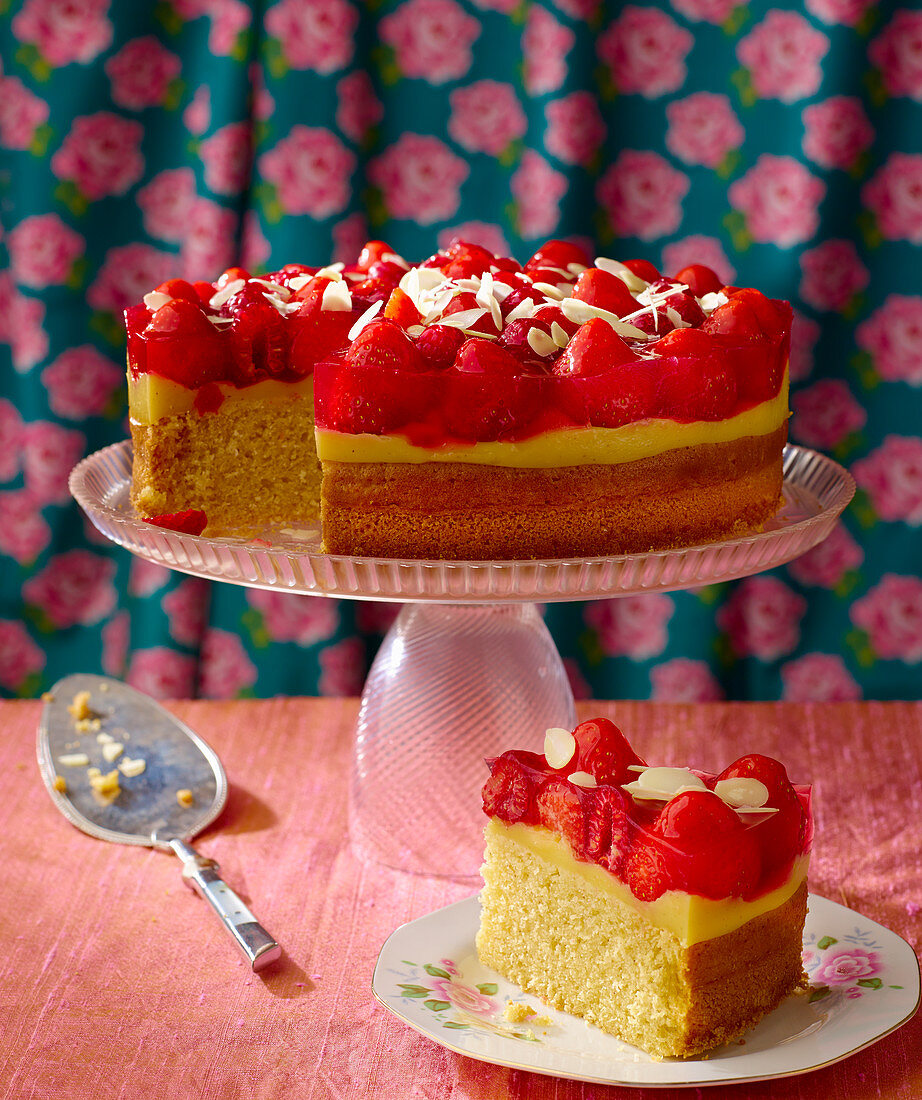 Biskuittorte mit Vanillepudding und Früchten