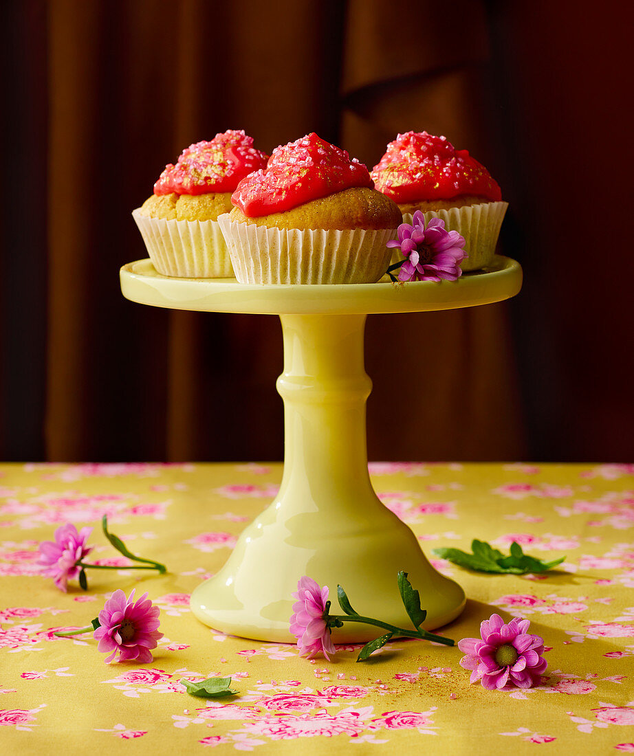 Cupcakes zum Vanlentinstag mit Erdbeerglasur