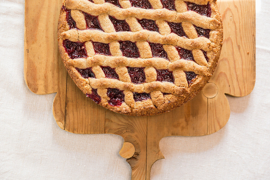 Linzertorte auf Holzschneidebrett