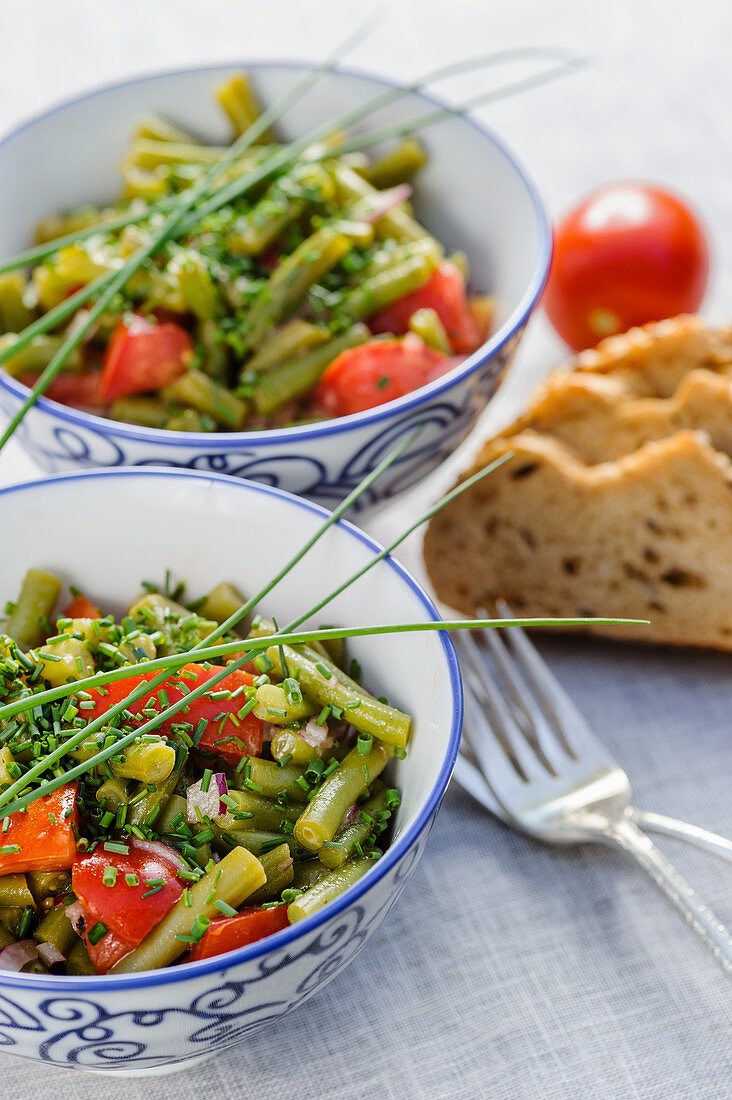 Bean salad with tomatoes and chives