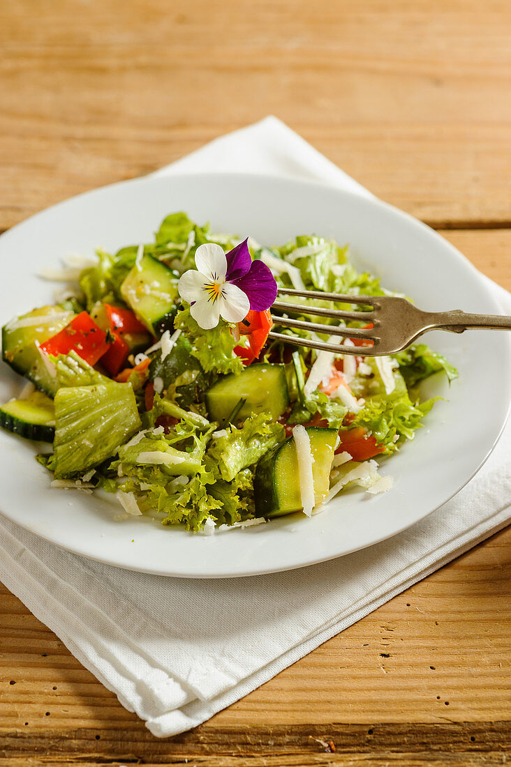 Gemischter Salat mit Essblüten