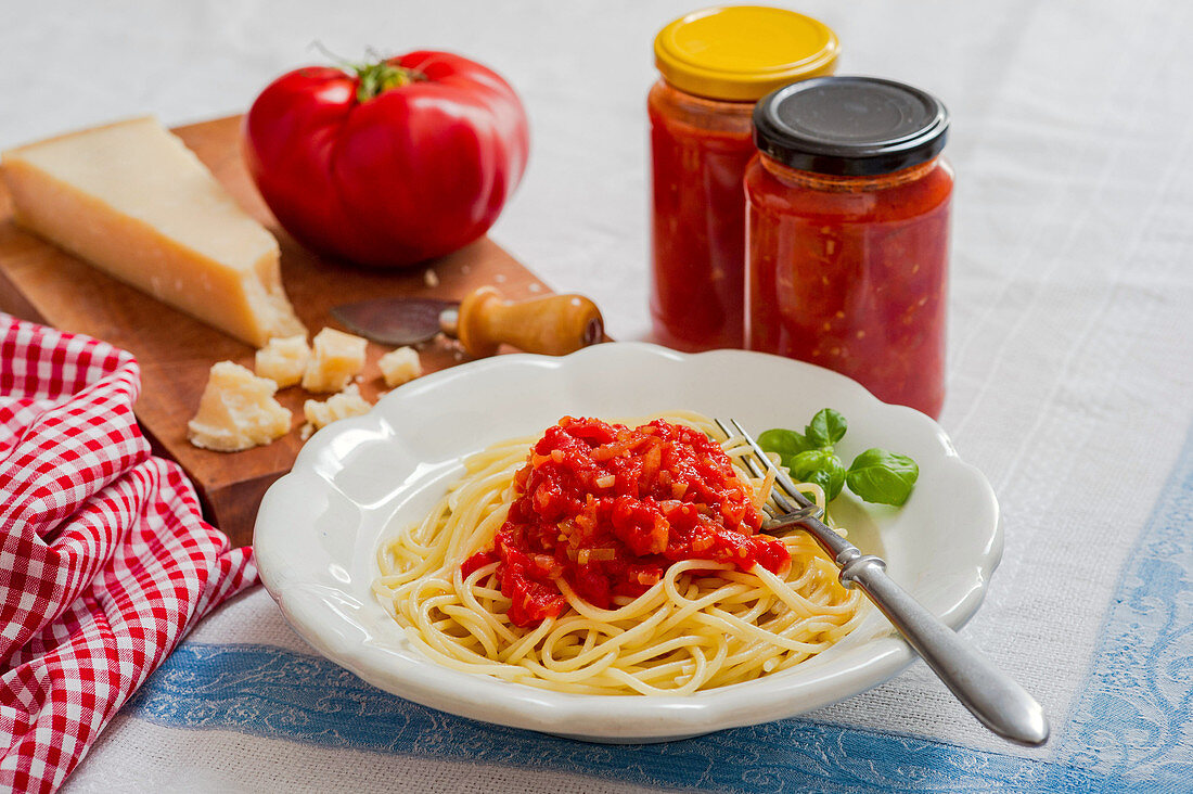 Spaghetti mit selbst gemachter Tomatensugo