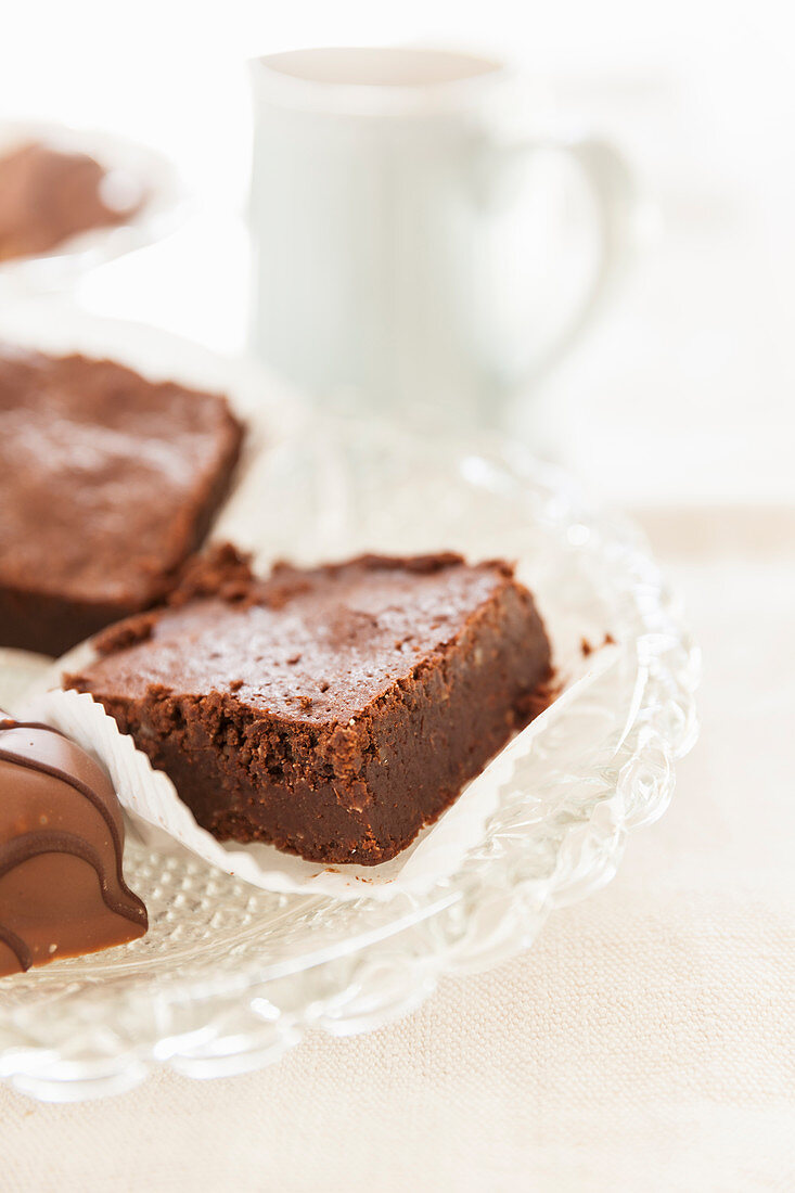 Brownies und Schokoladenkonfekt auf Glasteller