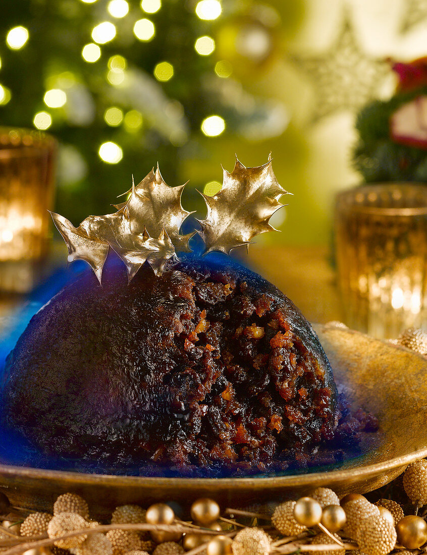 Flambierter Christmas Pudding mit goldenem Ilex