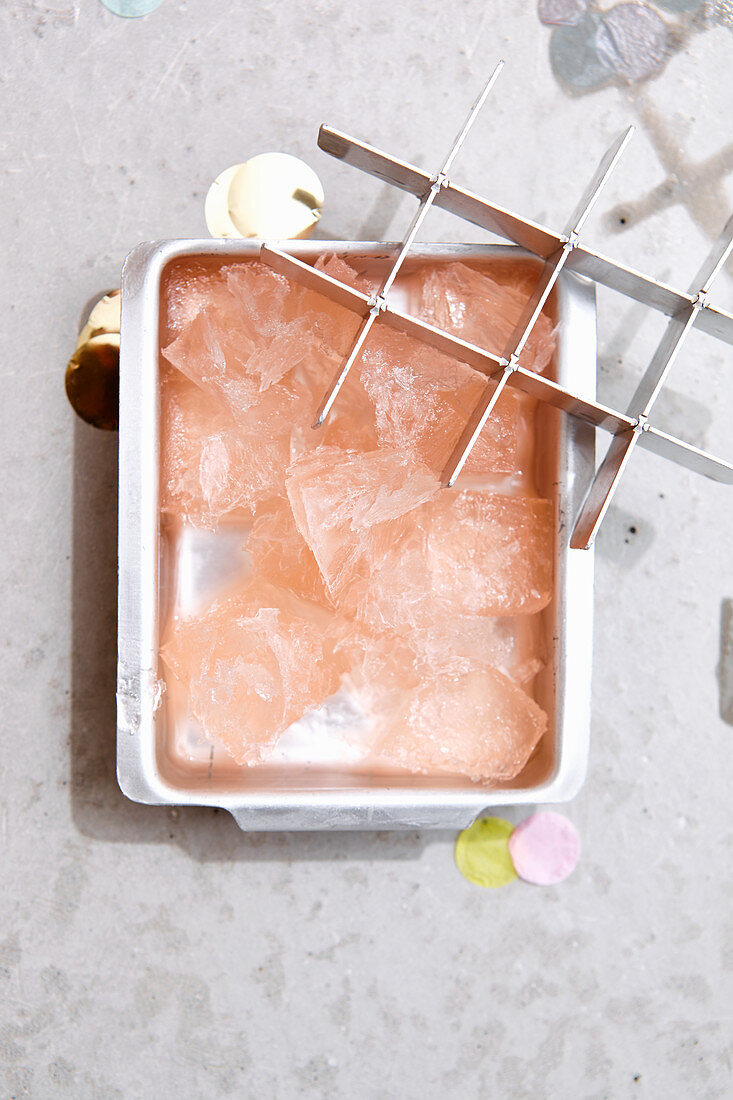 Eiswürfelbereiter mit Eiswürfeln und Eissplittern aus Roséwein