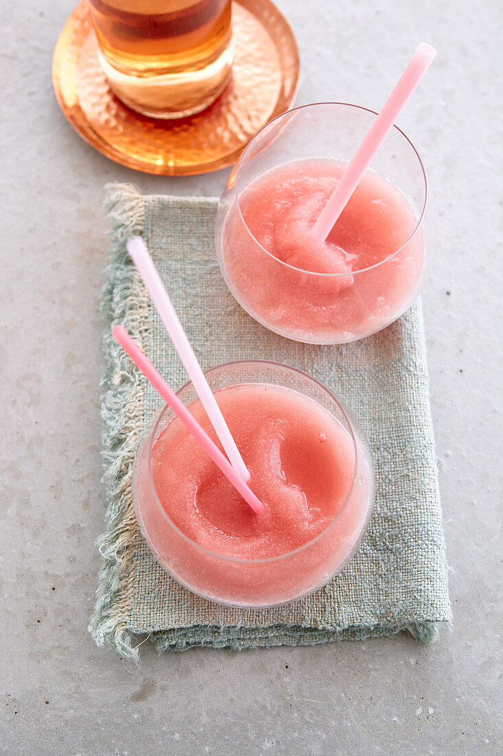 Slushy Frosé in zwei bauchigen Gläsern