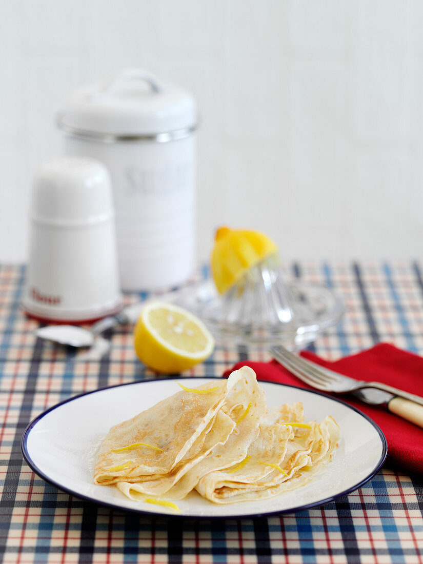 Einfache Crepes mit Zitronenzesten