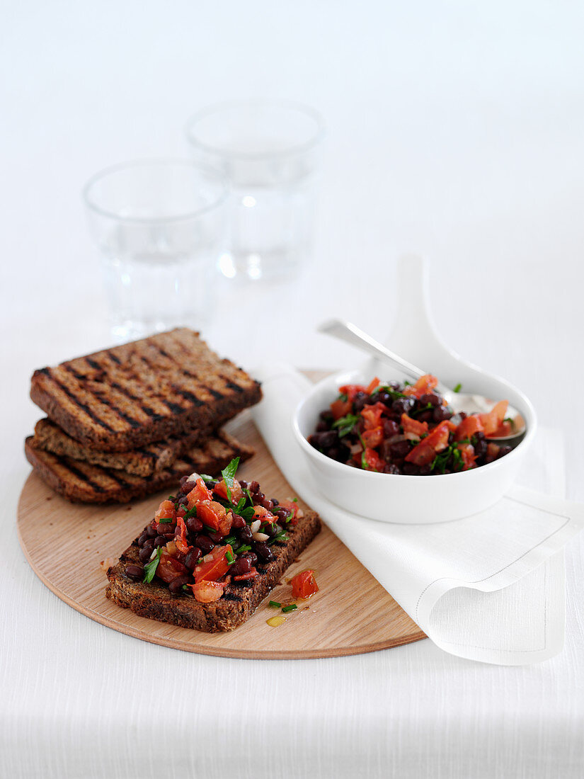 Wholemeal bruschetta with tomatoes and beans