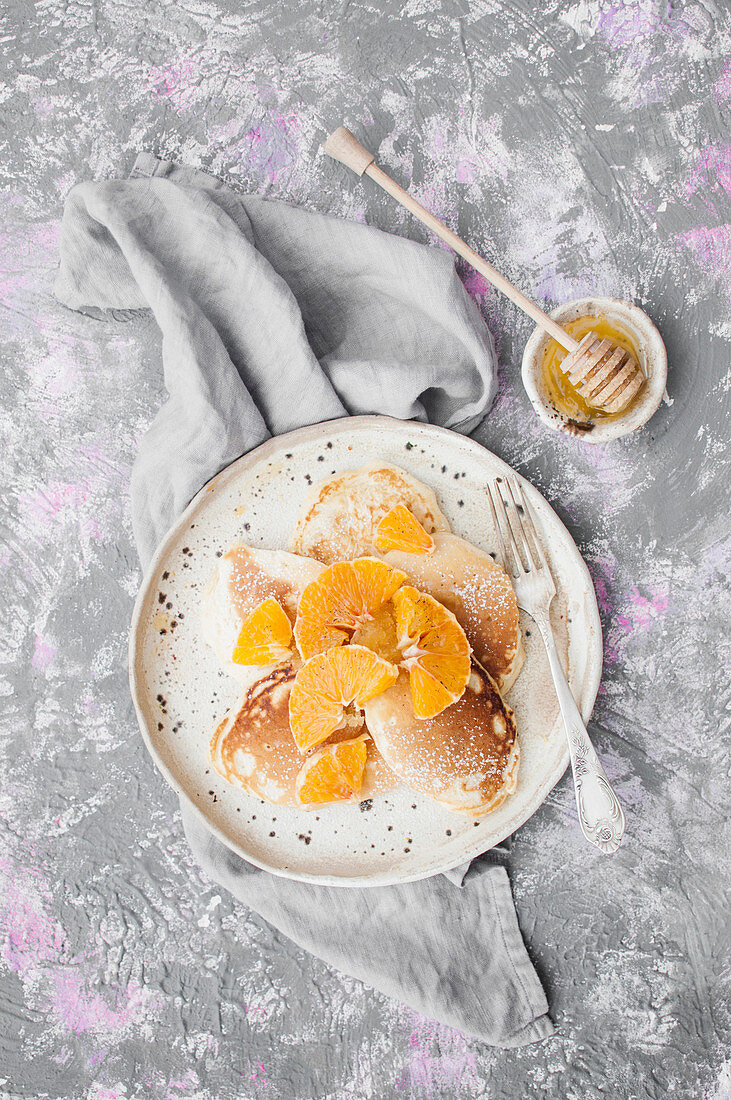 Pfannkuchen mit Orangen und Honig