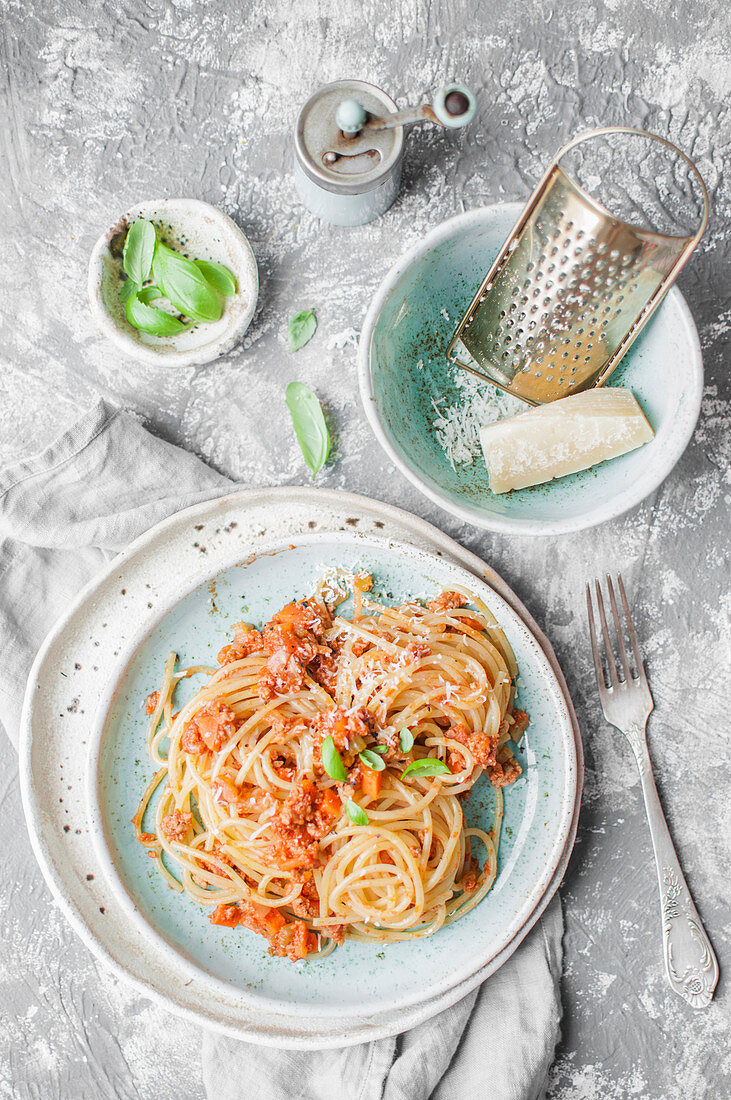 Spaghetti Bolognese mit Parmesan und Basilikum (Italien)