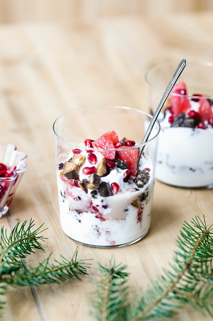 Mehrschichtiges Joghurtparfait mit Früchten