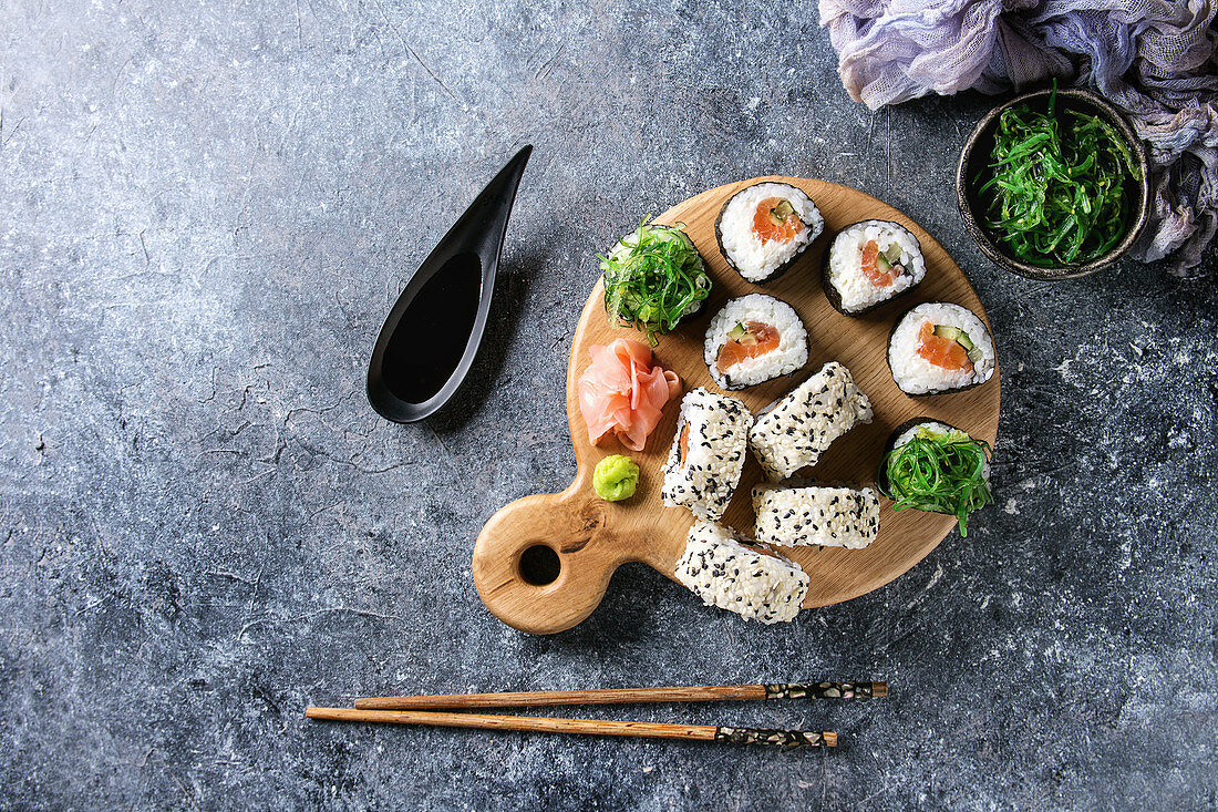 Verschiedene Sushi auf Holzbrett (Japan)