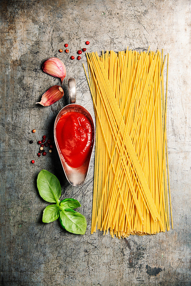 Zutaten für Nudelgerichte: Spaghetti, Tomatensauce, Basilikum, Knoblauch und Pfeffer
