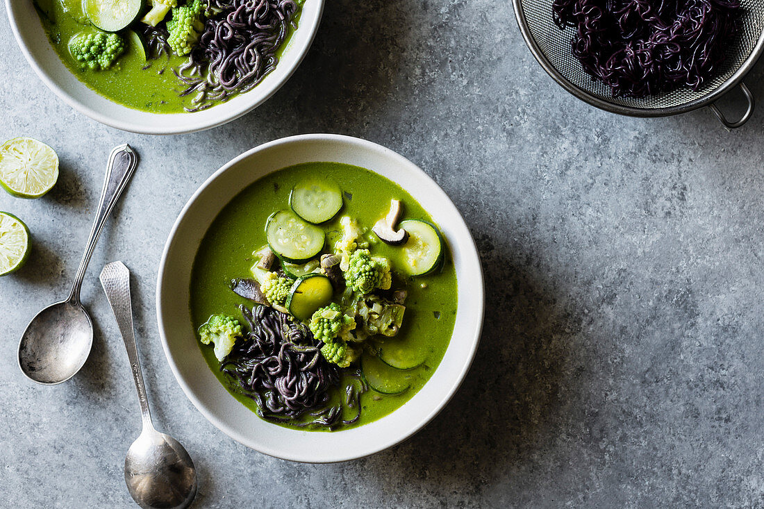 Grüne Gemüsesuppe mit schwarzen Reisnudeln und Koriander (Thailand)