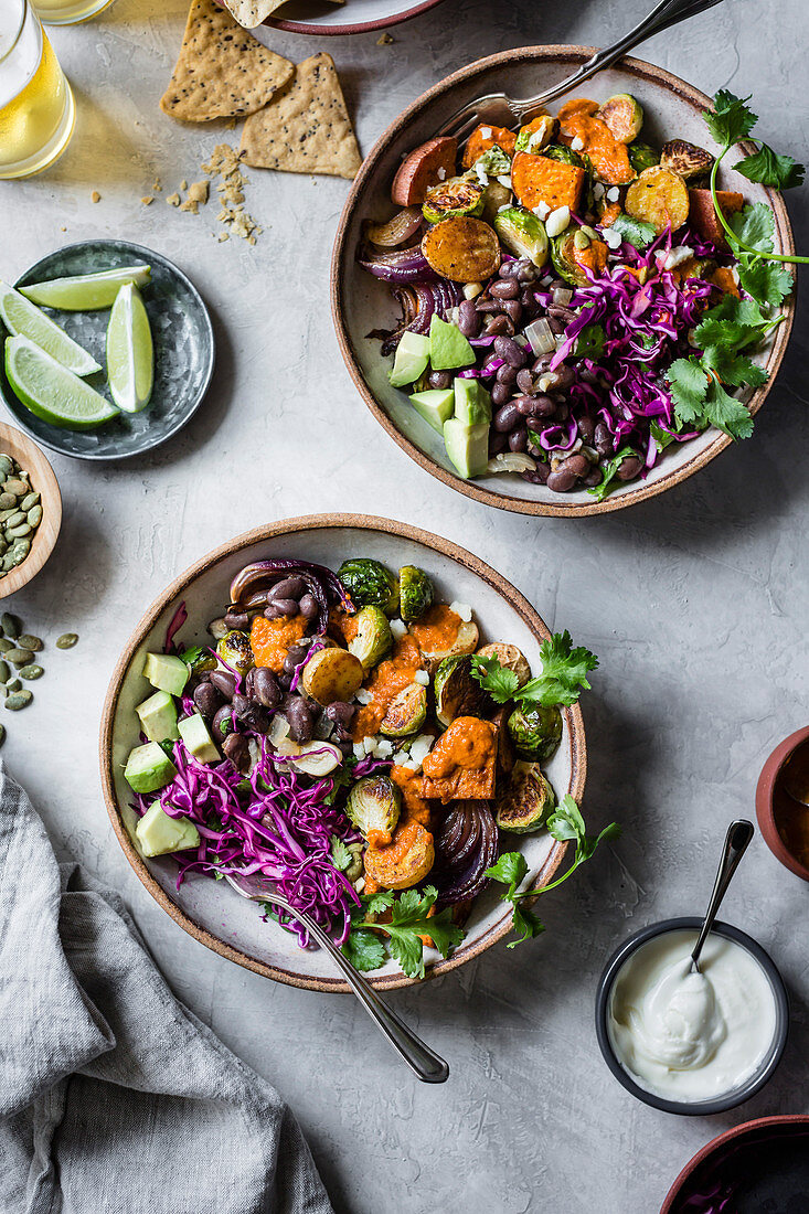 Veggie-Bowls mit herbstlichem Röstgemüse und Tortillachips (Mexiko)