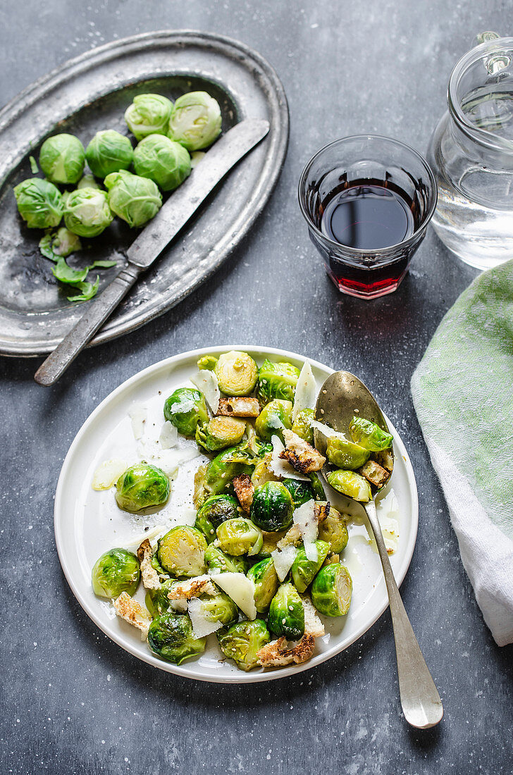 Rosenkohlsalat mit Pecorino und Croûtons (Italien)