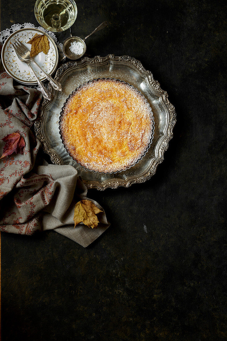 Herbstlicher Zitronenkuchen in Tarteform auf nostalgischem Silbertablett