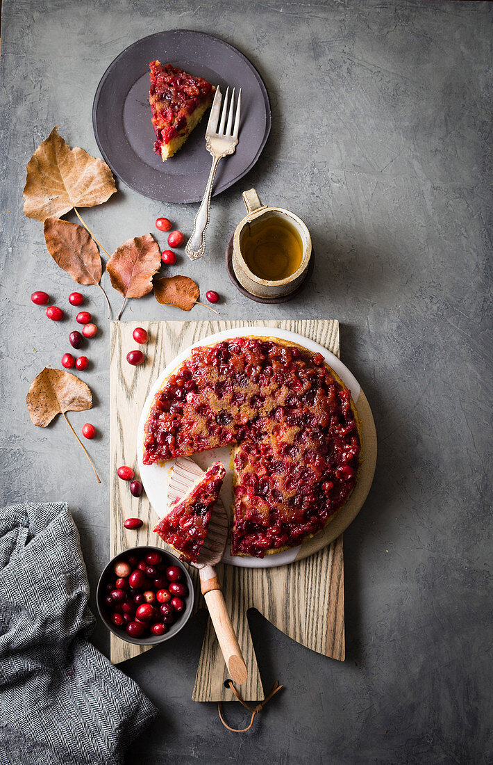 Herbstlicher Upside Down Cake mit Cranberries (Aufsicht)