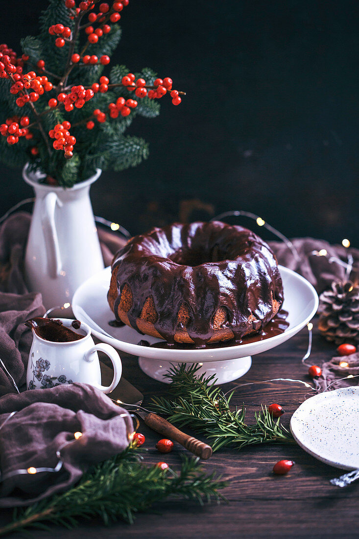 Winterlicher Kranzkuchen mit Schokoladenglasur auf Kuchenständer