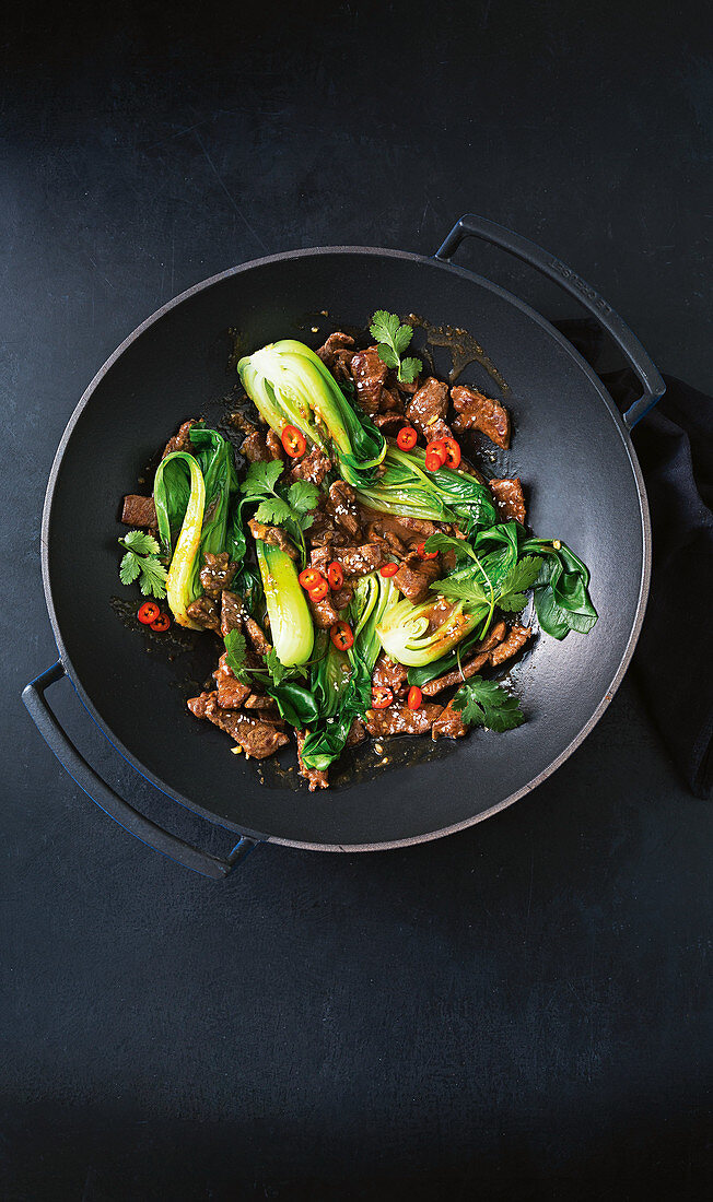 Lamm mit Pak Choi im Wok