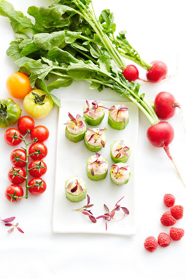 Cucumber canapés with various vegetables