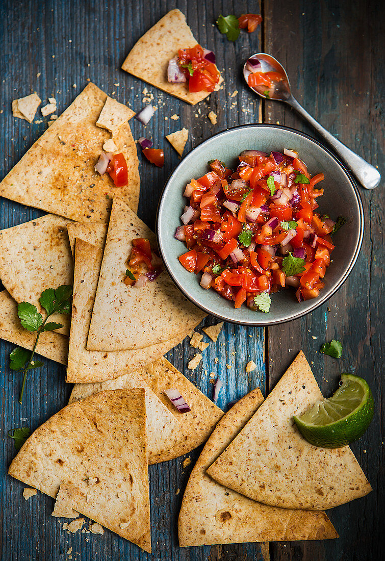 Tomatensalsa mit selbstgemachten Taco Chips (Mexiko)