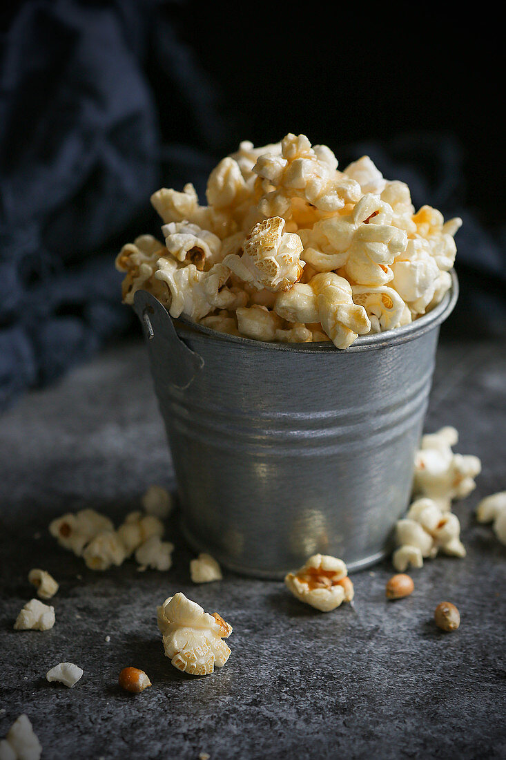 Popcorn in kleinem Metalleimer