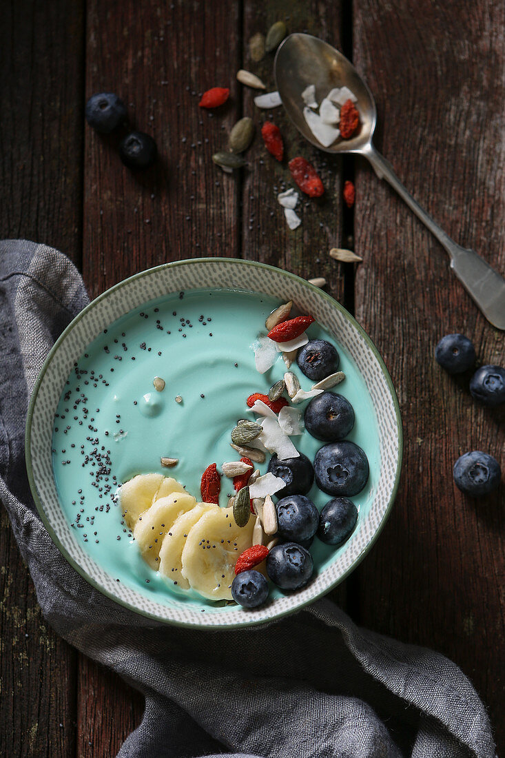 Majik Blue Smoothie Bowl mit Spirulina, Früchten, Goji und Kernen