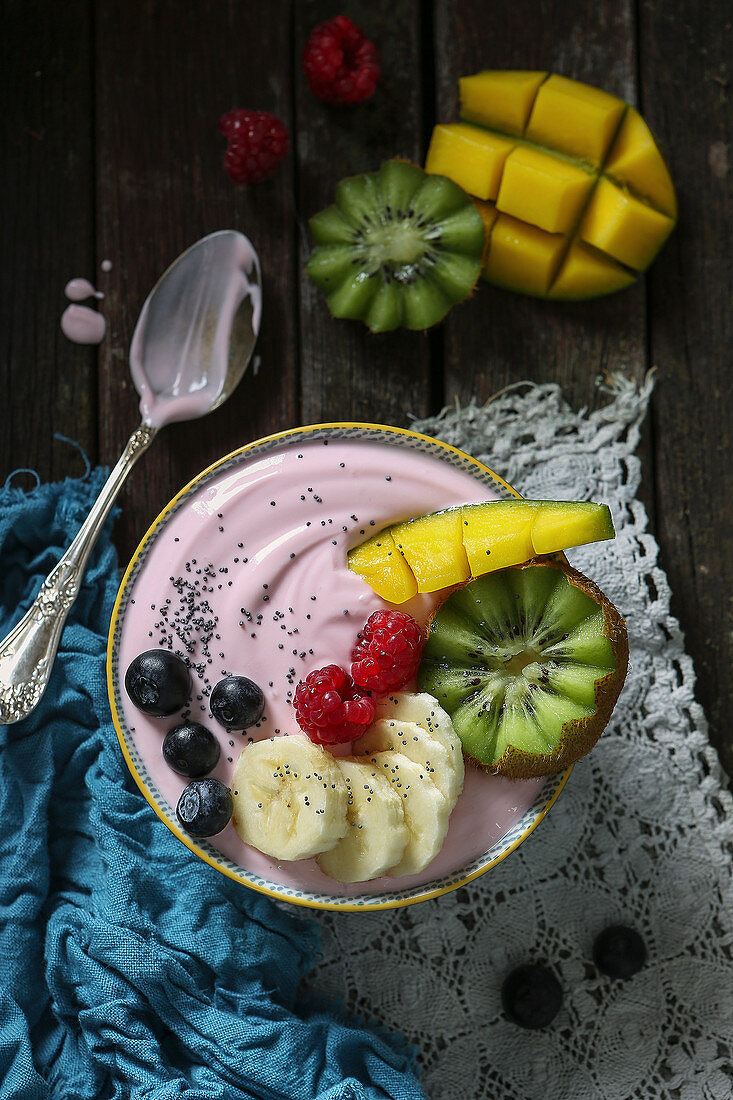 Smoothie-Bowl mit Himbeerjoghurt, frischen Früchten und Mohnsamen