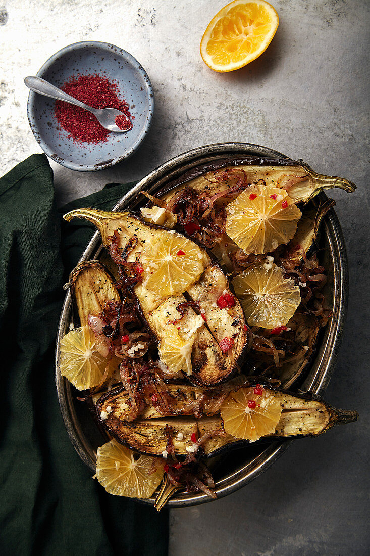 Gebratene Auberginen mit Zitronen, Paprika und karamellisierten Zwiebeln (Arabien)