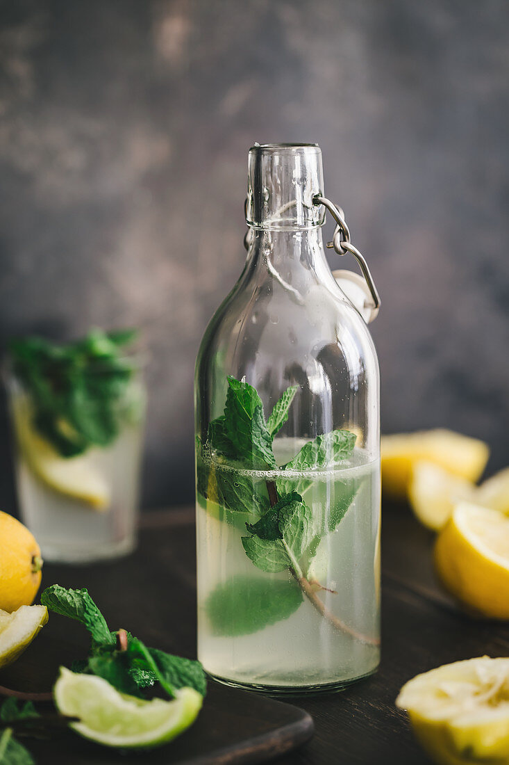 Water flavoured with lemon, lime and mint (detox)